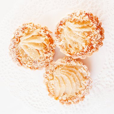 Armut tart plaka üzerinde