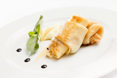 beyaz üzerine doldurulmuş krep