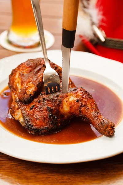 Frittierte Hühnerkeulen essen — Stockfoto