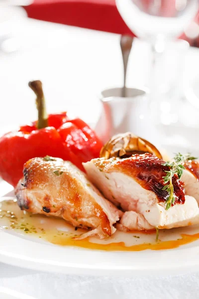 Roasted chicken with vegetables — Stock Photo, Image
