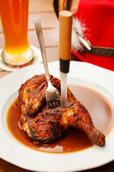 Fried chicken leg with fork and knife — Stock Photo, Image