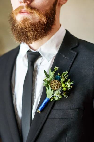 Elegante bruidegom met bloemen — Stockfoto