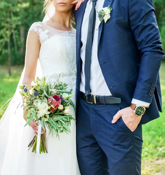 Наречений і наречена тримають квіти — стокове фото