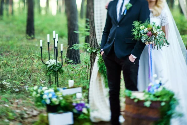 Bräutigam und Braut mit Blumen — Stockfoto