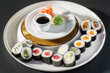 soya sosu kümesiyle suşi rulo