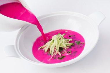 Soğuk çorba kase içine dökme