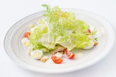 Sezar salatası plaka üzerinde