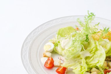 Sezar salatası plaka üzerinde