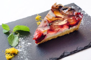 nane yaprakları ile kuru üzümlü kek