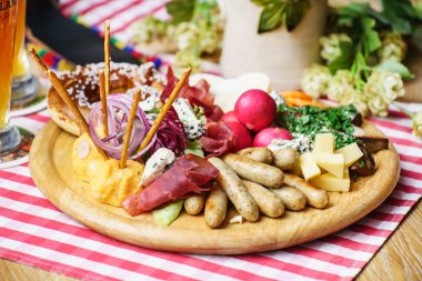 Oktoberfest meze et ve sebze ile
