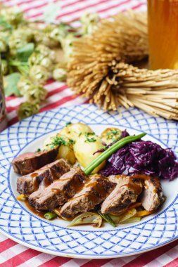 Kızarmış biftek ve patates.