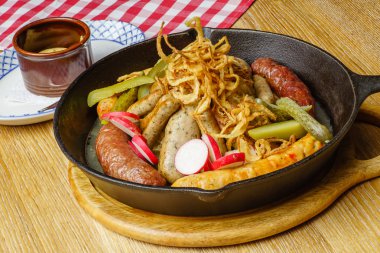 Bardaki pişmiş sosis