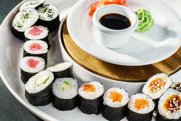 Set de rollos de sushi con salsa de soja — Foto de Stock