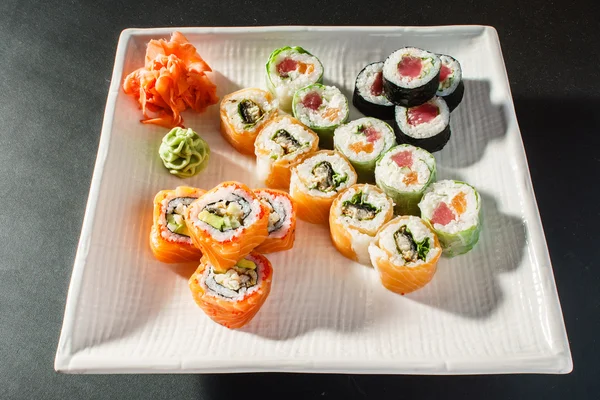 Conjunto de rolos de sushi — Fotografia de Stock