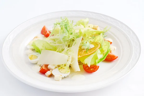 Sezar salatası plaka üzerinde — Stok fotoğraf