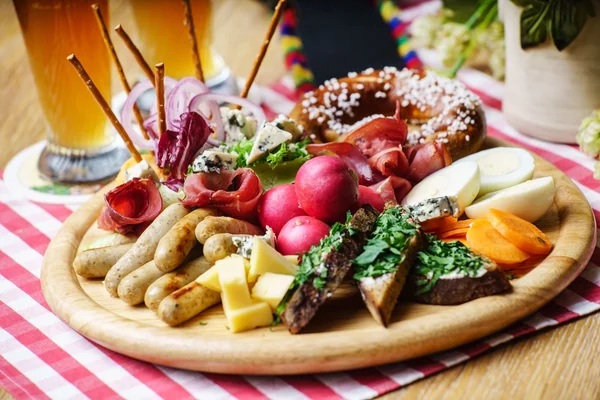 Oktoberfest закуска с мясом и овощами — стоковое фото