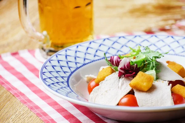 Plaat van salade in de bar — Stockfoto