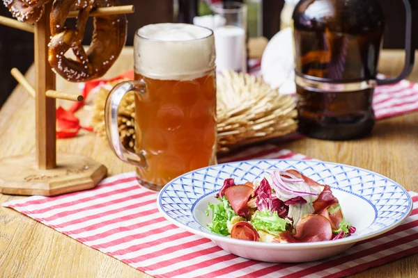 Salada com presunto em prato — Fotografia de Stock