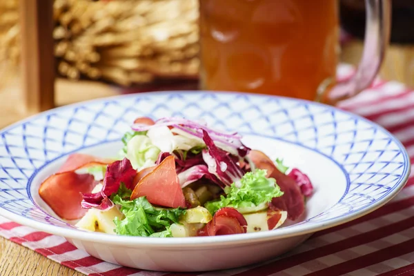 Insalata con prosciutto sul piatto — Foto Stock