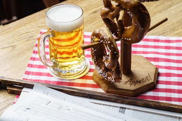 Cerveja e Pretzels na mesa — Fotografia de Stock