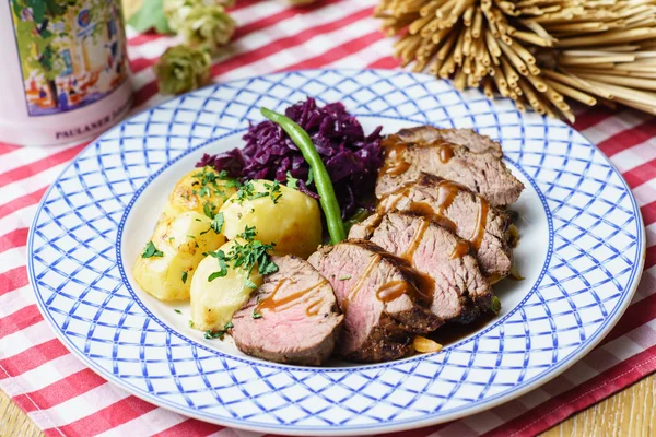 Roastbeef mit Kartoffeln — Stockfoto