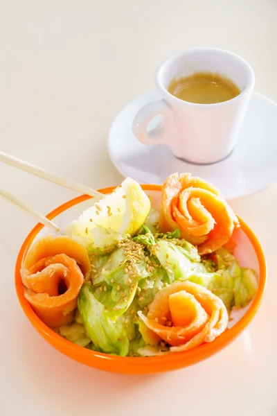 Asian salmon salad — ストック写真