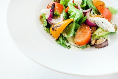 Tabakta sebze salatası