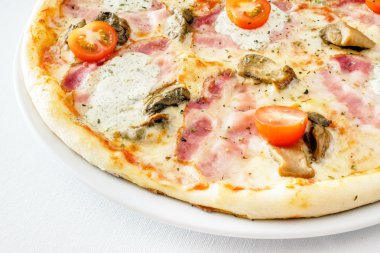 jambon ve peynir İtalyan pizza