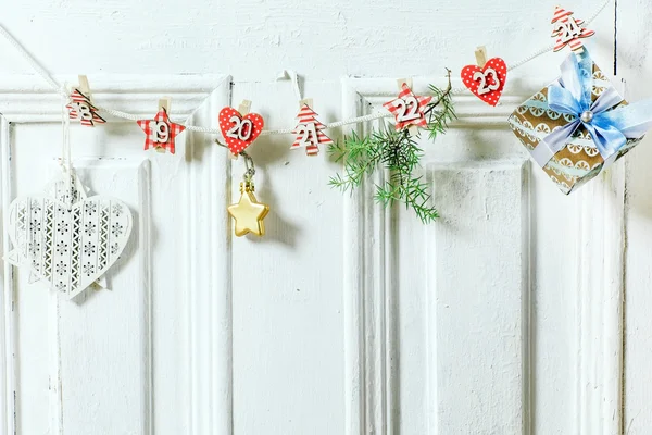 Decoração de grinalda de Natal na porta — Fotografia de Stock