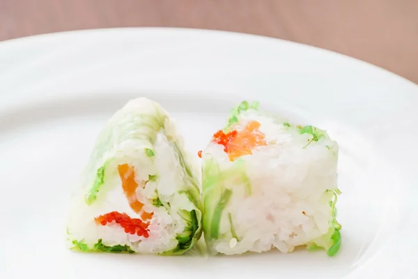 Rolos de sushi japonês na placa — Fotografia de Stock