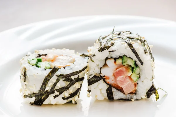 Японские суши на тарелке — стоковое фото