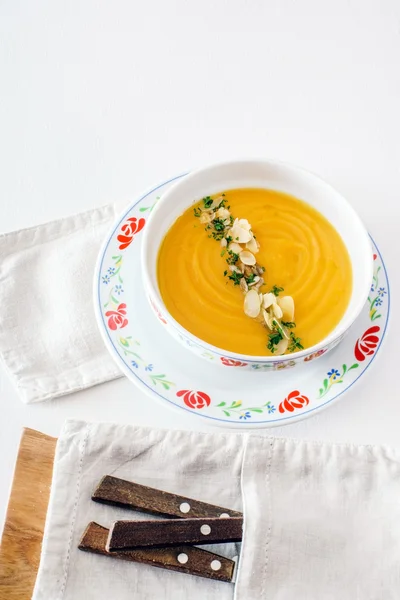 Суп из тыквенного крема с миндалем — стоковое фото