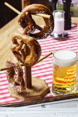 Bira ve masada simit
