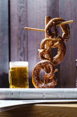 Bira ve masada simit