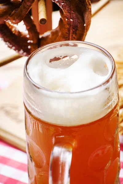 Кухоль пива і кренделі, Октоберфест — стокове фото