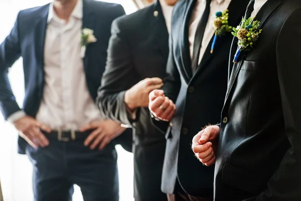 Elegantes e bonitos noivos — Fotografia de Stock