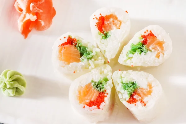 Savoureux rouleaux de sushi — Photo