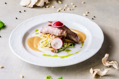 Biftek sebze ve sos ile