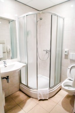 Otelde modern banyo 