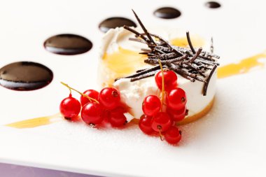 Peynirli kek çilek ve çikolata sosu ile