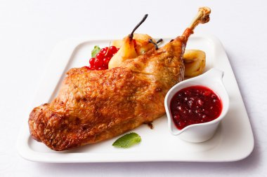 Kavrulmuş hindi armut ve çilek ile