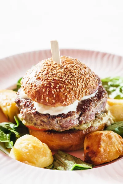 Hambúrguer com batatas — Fotografia de Stock