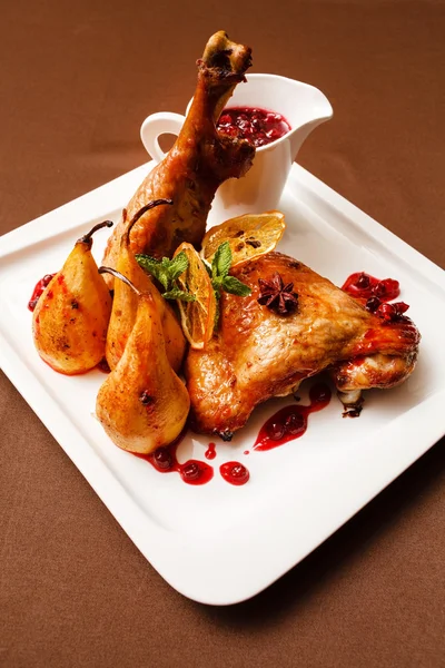Roasted turkey with pears and berries — Stock Photo, Image