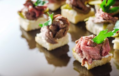 kutlama masada lezzetli meze