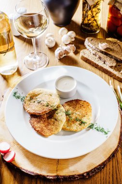 Ekşi kremalı patates gözlemesi.