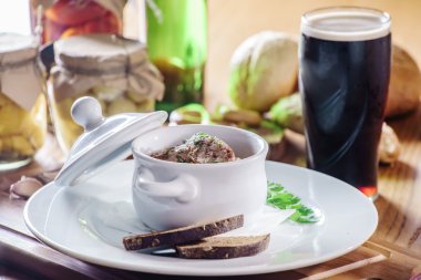 Lezzetli gulaş güveç tencerede 