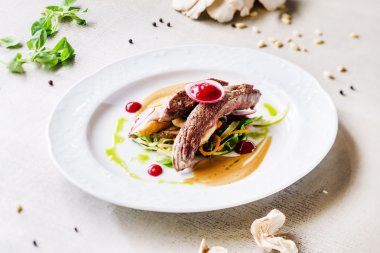 Biftek sebze ve sos ile