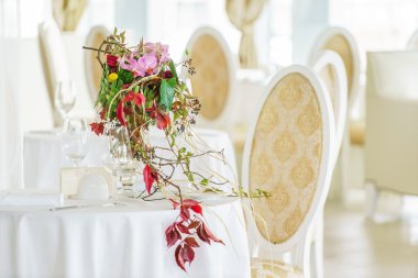 Restoran masa dekorasyonu çiçekli