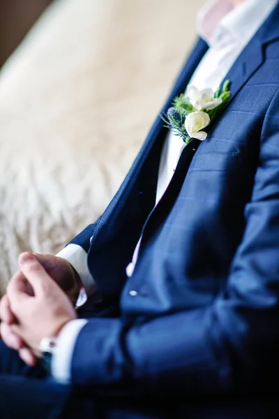 Elegant brudgummen med blommig boutonniere — Stockfoto