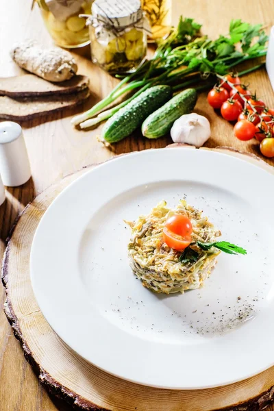 Insalata saporita sul piatto — Foto Stock